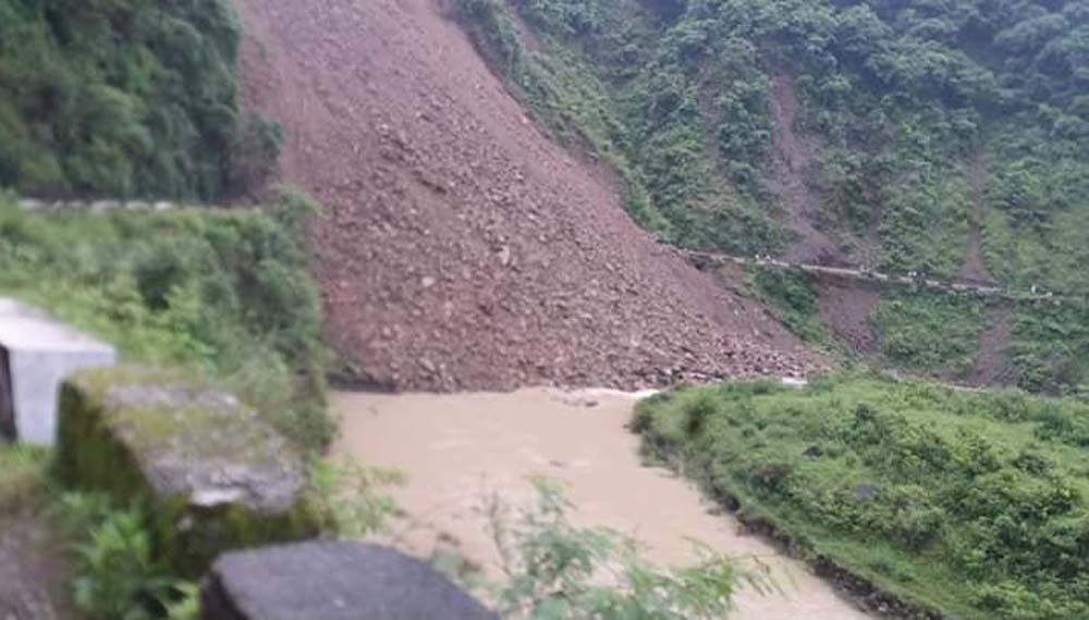 पहिरो खस्दा तानसेन–बुटवल सडक पुनःअवरुद्ध, ट्रक समेत पुरियो