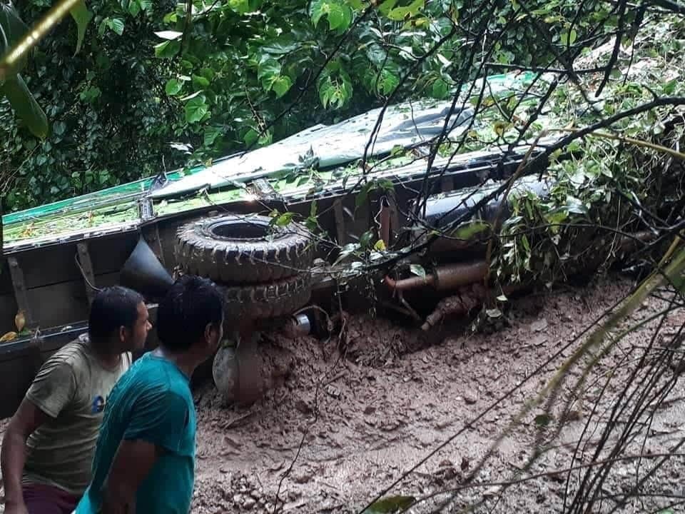 गुल्मीमा पहिरोले ट्रक बगायो