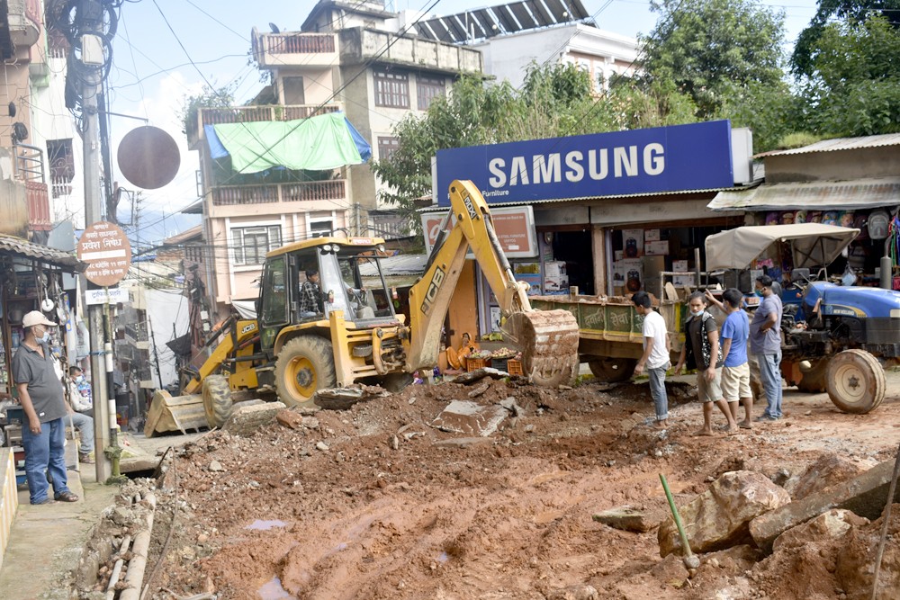 तानसेनको शित्तलपाटीमा ढुङ्गा छाप्ने काम सुरु