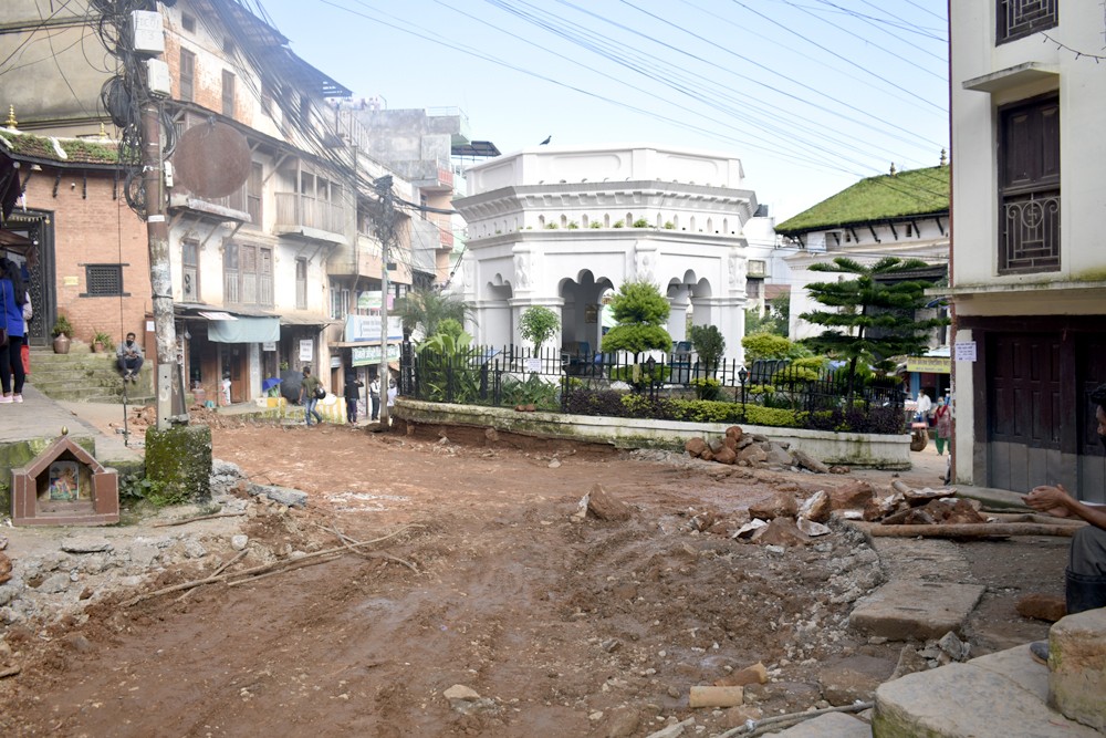 तानसेनको शित्तलपाटीमा ढुङ्गा छाप्ने काम सुरु