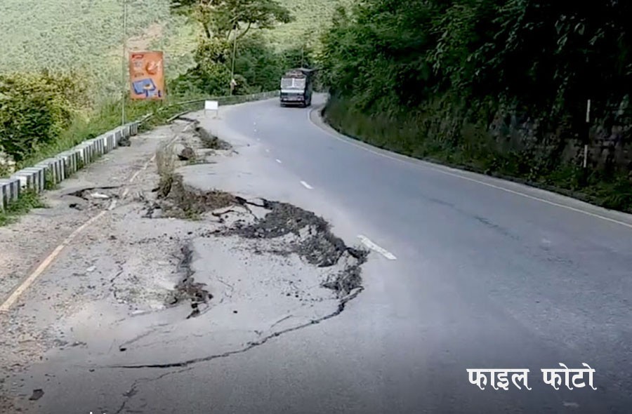 सडक भासिदा दुई घर विस्तापित, आठ उच्च जोखिममा