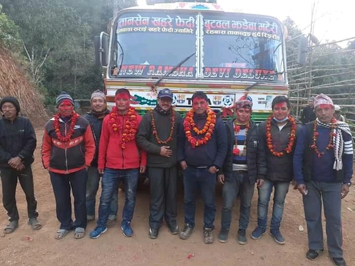 माथागढीको सिमलधारामा पहिलो पटक बस पुग्यो, स्थानीय खुसी