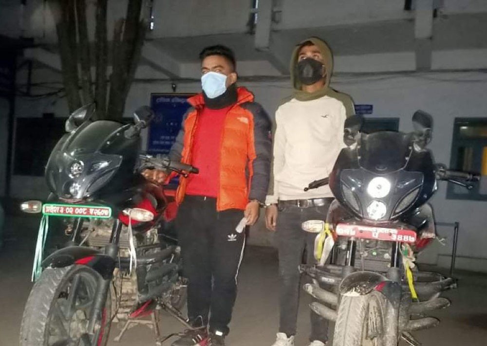 मोटरसाइकल चोरी गर्ने २ जना पक्राउ