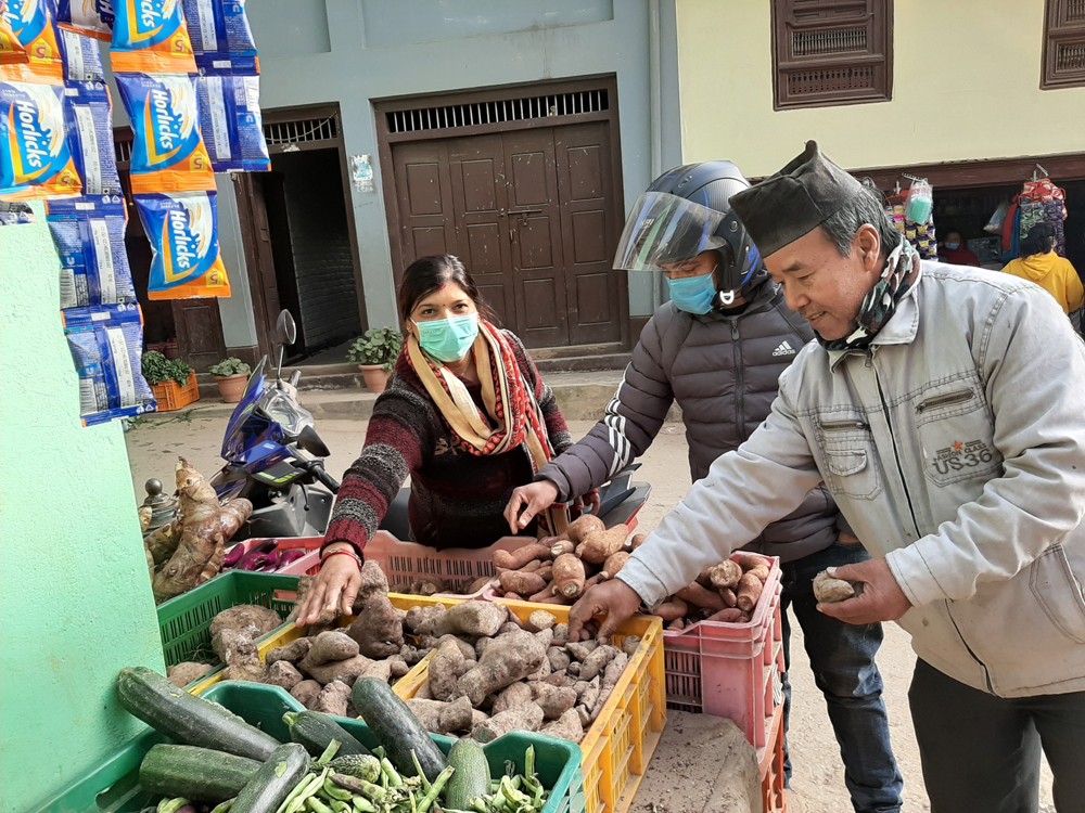 तानसेनका विभिन्न ठाउँमा माघे संक्रान्तिको पूर्वसन्ध्यामा सखरखण्ड, तरुल किन्दै उपभोक्ता (फोटोफिचर)