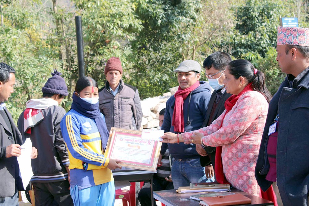 स्थानीय तहले गर्यो अभिभावक र विद्यार्थीलाई सम्मान