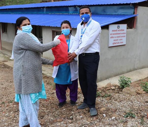 माथागढी गाउँपालिकाको कोभिड अस्पतालमा रहेका कोरोना संक्रमितहरुका लागि स्वास्थ्यकर्मी मार्फत पोषिला खाने कुरा दिदैै