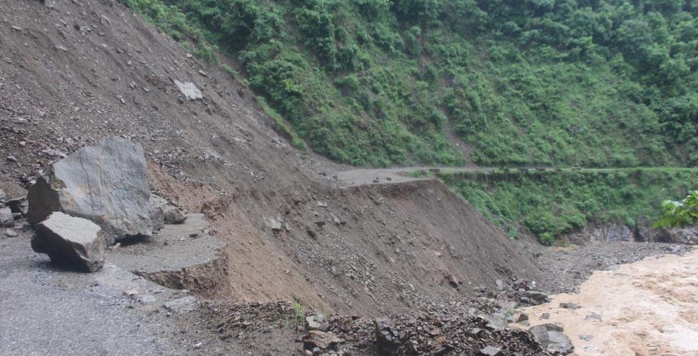वर्षाको प्रभाव: पहिरोले पाल्पाका अधिकांस सडक अवरुद्ध