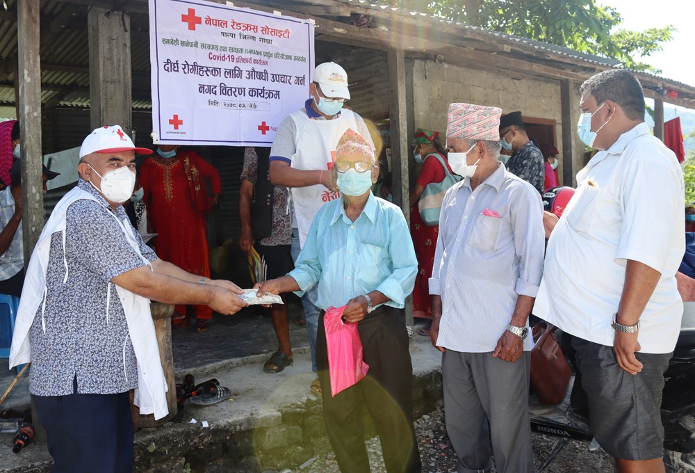 विपन्न बस्तीमा पाल्पाका रेडक्रसकर्मी