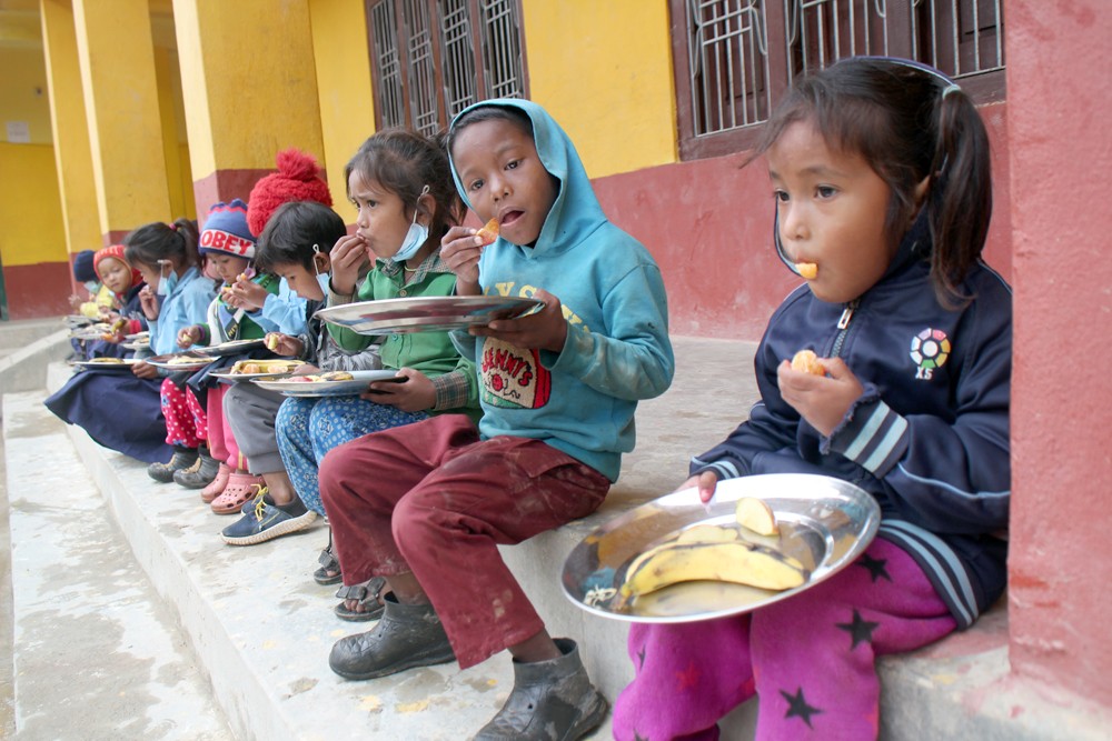 खाजामा रमाउँदै बालबालिका :