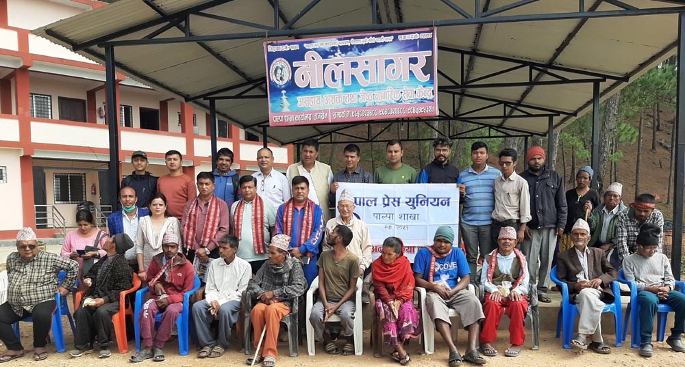 प्रेस युनियन पाल्पाका पत्रकार स्थापना दिवस मनाउन पुगे आश्रममा