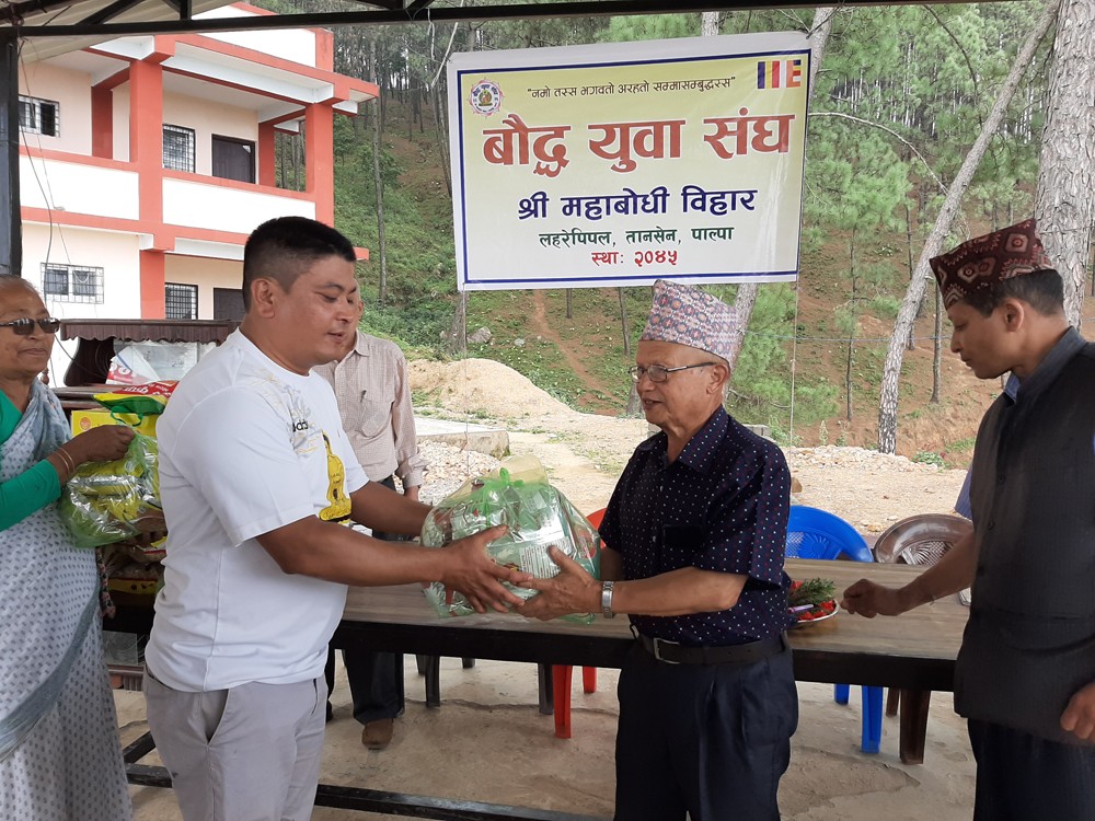 पाल्पा बौद्ध युवा संघ पुग्यो खाद्यान्न लिएर आश्रममा