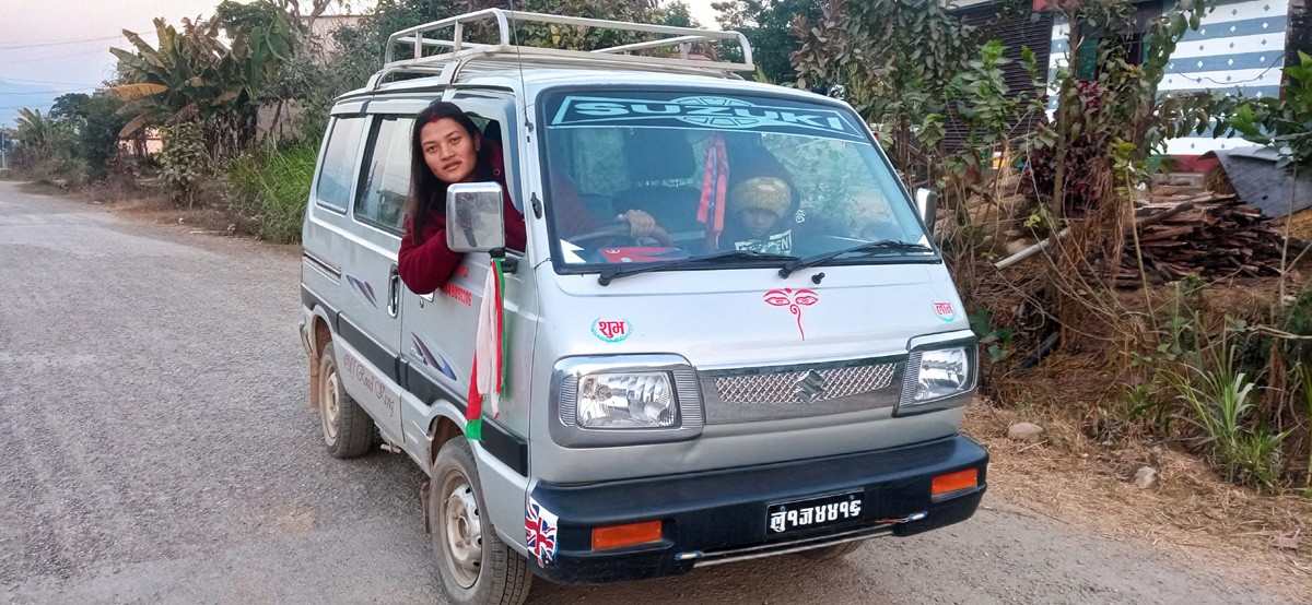 पुरूषहरुको भीडमा एक्लो महिला चालक