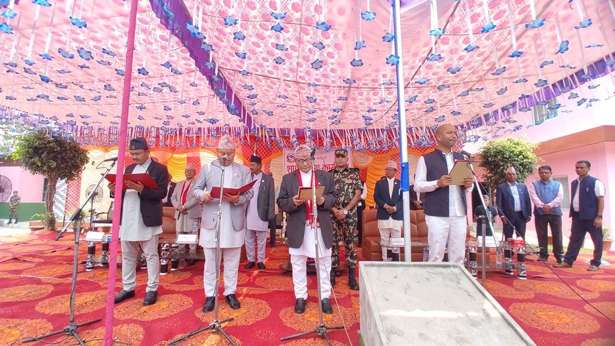 लुम्बिनी प्रदेशमा मुख्यमन्त्री र तीन मन्त्रीले लिए शपथ