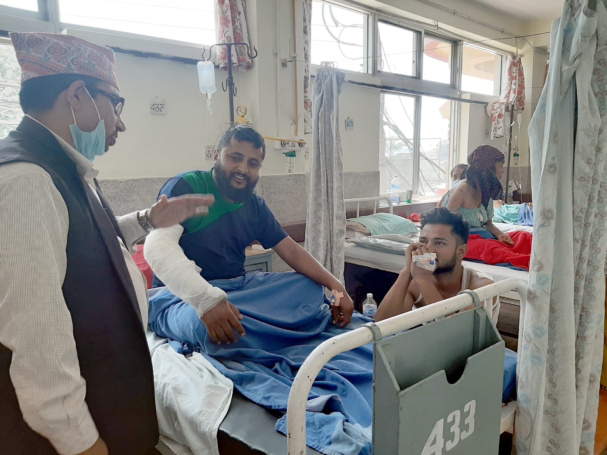 गुल्मीमा जलेर घाइते भएकाको अवस्था बुझ्न काँग्रेस नेता भट्टराई अस्पताल
