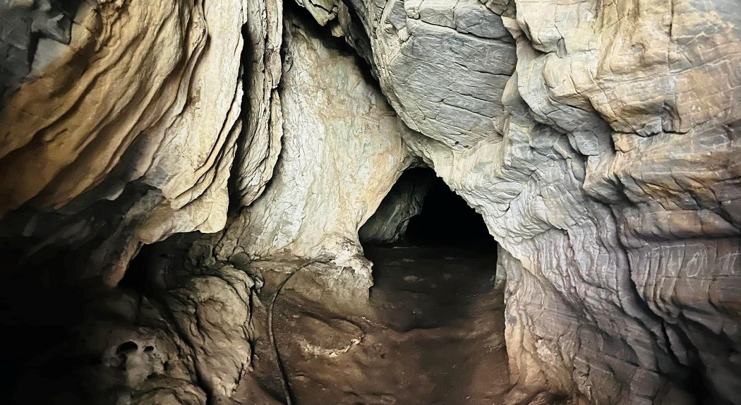 पर्यटकको पर्खाइमा धुर्कोटको विचित्र गुफा