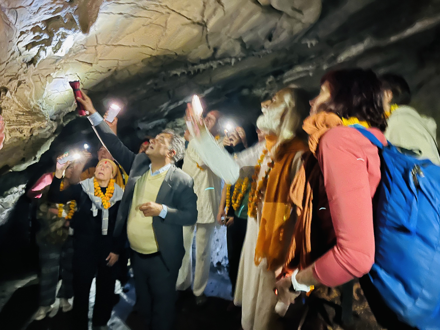 गुल्मीको धुर्कोटको  ‘विचित्र गुफा’मा विदेशी पर्यटक