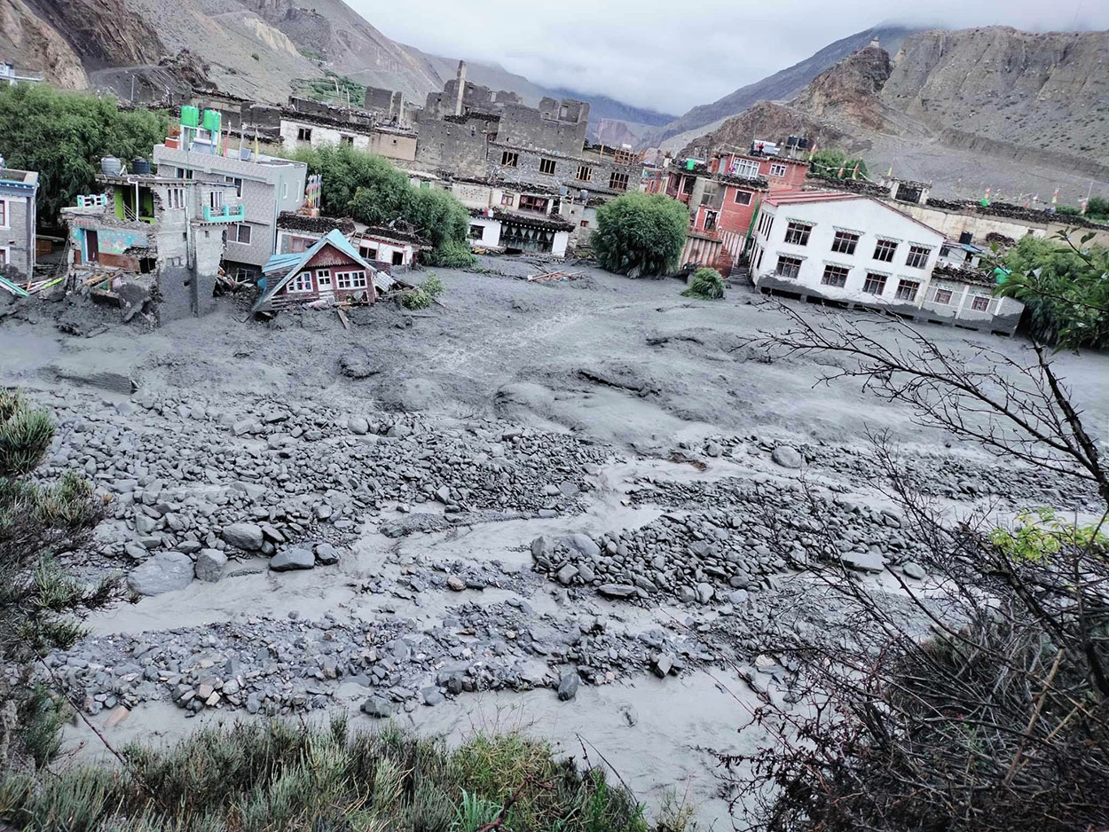 कागखोला बाढी : स्थानीय भन्दछन्, ‘ज्यान त बच्यो, हेर्दा हेर्दै घरबारविहीन भयौं’