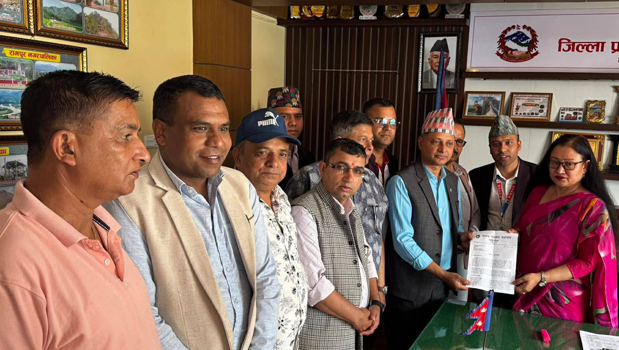 विज्ञापनसम्बन्धी निर्णय फिर्ता लिन पत्रकार महासंघ पाल्पाले बुझायो प्रधानमन्त्रीलाई ज्ञापन–पत्र