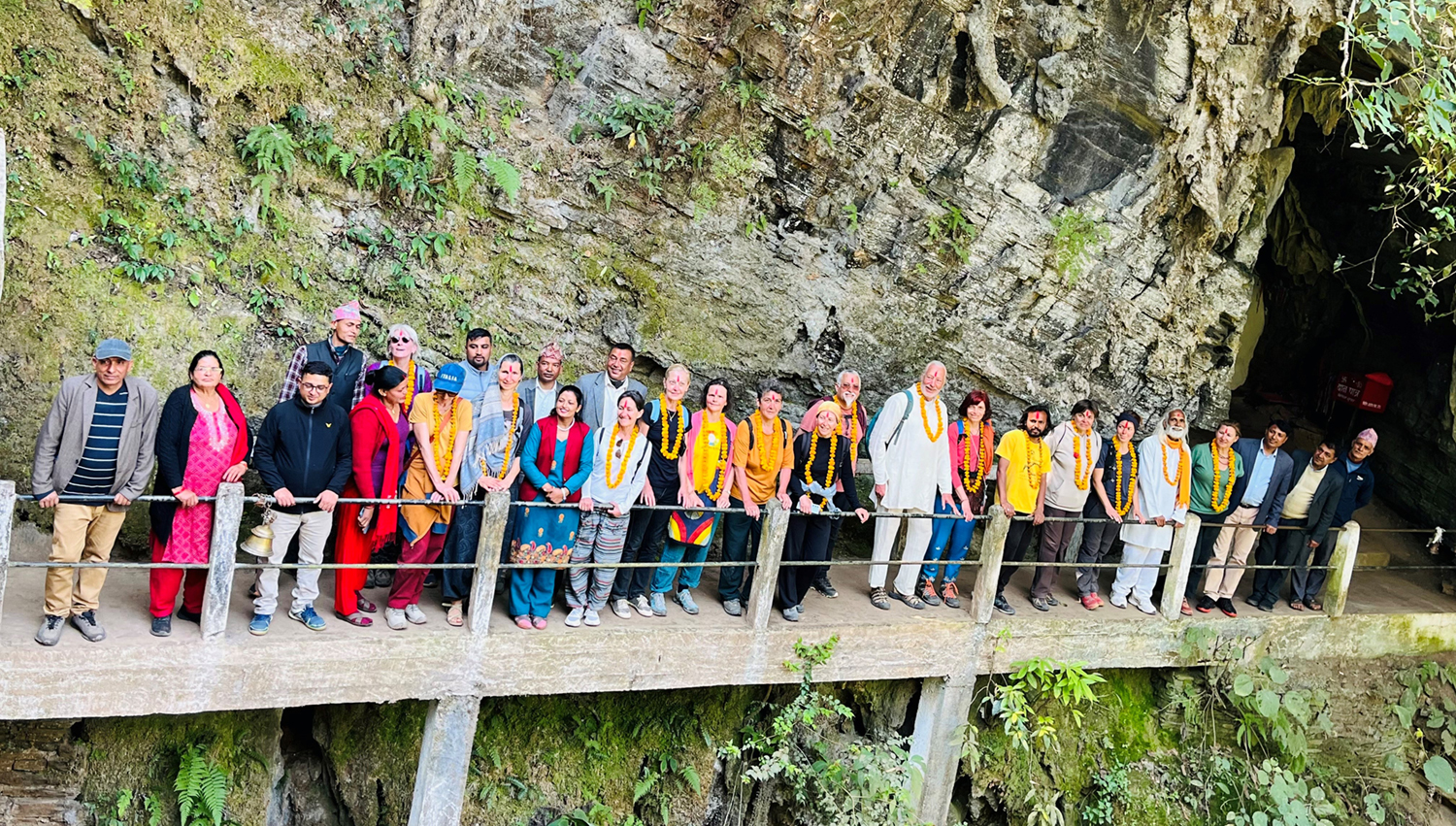 पर्यटकको रोजाइमा विचित्र गुफा