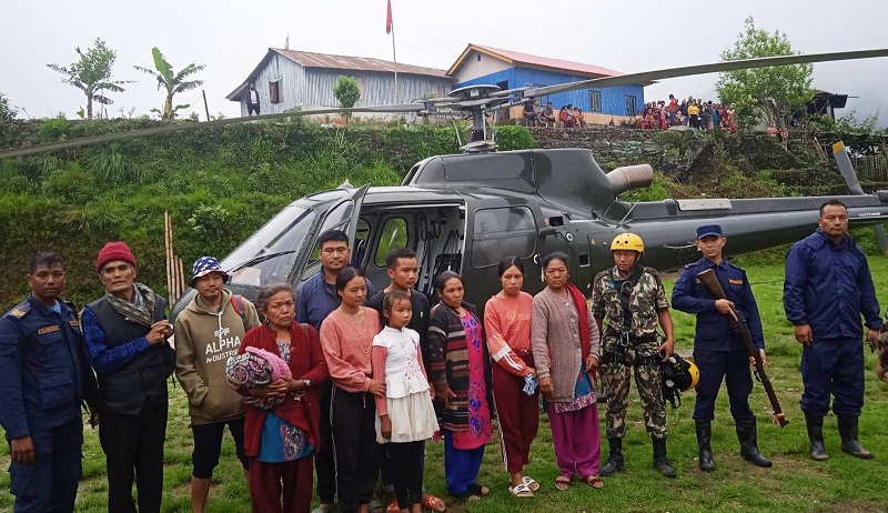 पाँचथर पहिरो : १२ जनाको हेलिकोप्टरबाट उद्धार