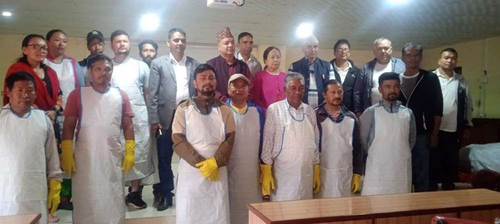 रेसुङ्गाका मासु व्यवसायीलाई नगर सरकारले दियो सामग्री
