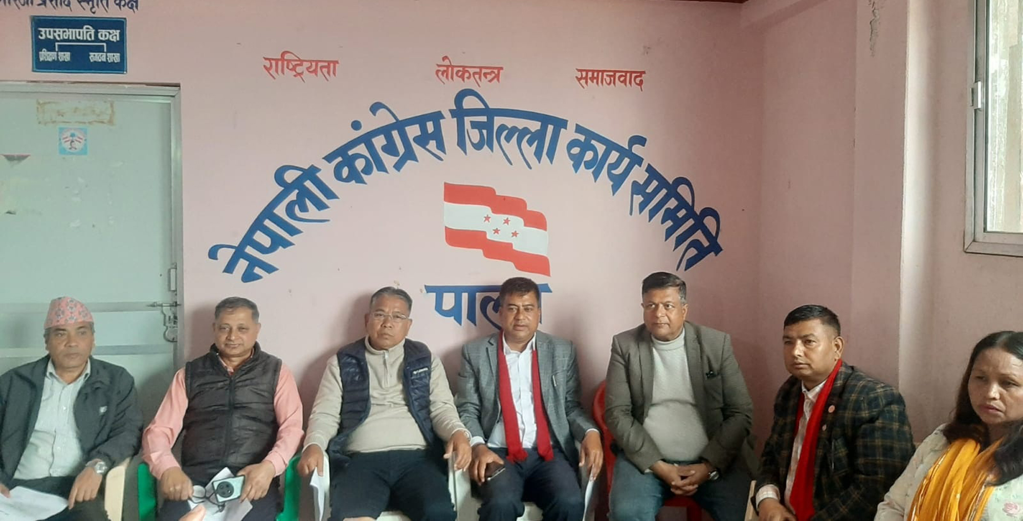 पराजित भए पनि शुभेच्छुक र मतदातालाई धन्यवाद दिँदै काँग्रेस नेता हिमाल