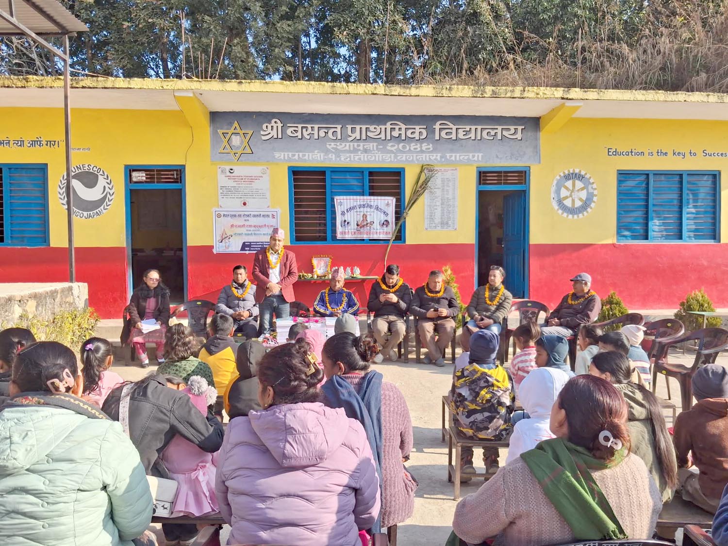 विद्यार्थीलाई स्टेशनरी सामान वितरण