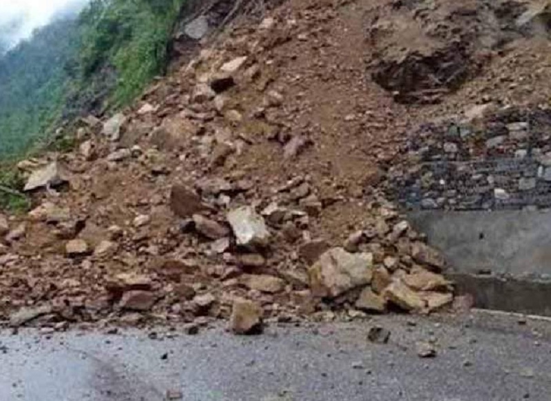लुम्बिनी प्रदेशका विभिन्न सडक पहिरोले अवरुद्ध