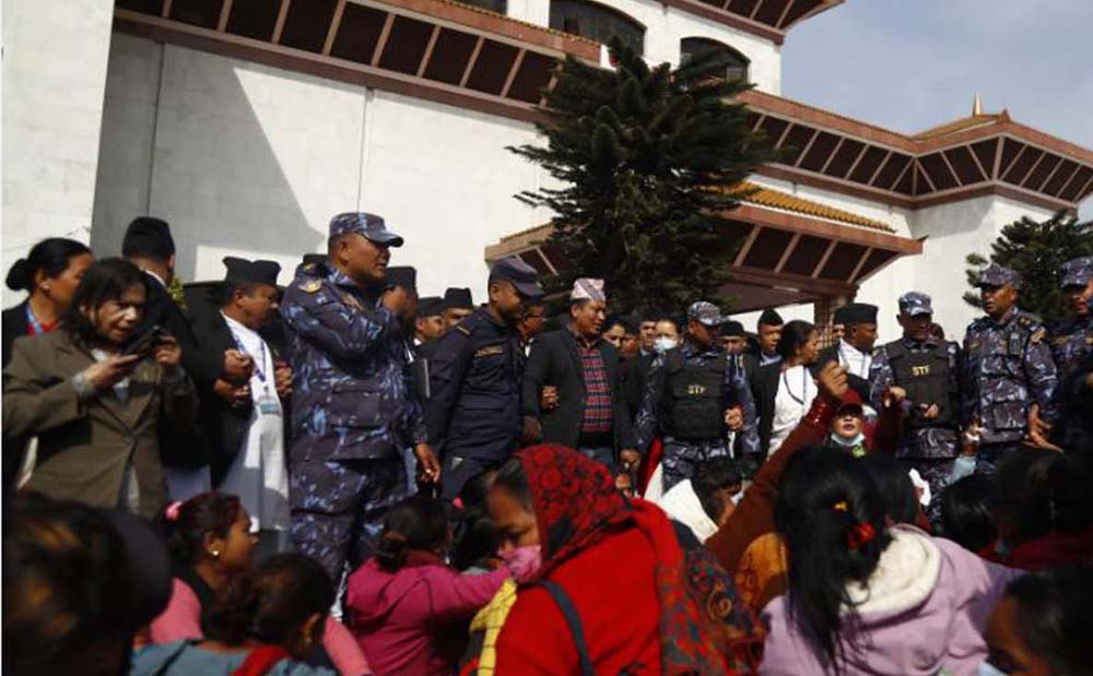 लघुवित्त पीडितहरूले गरे संसद् भवनभित्र प्रदर्शन