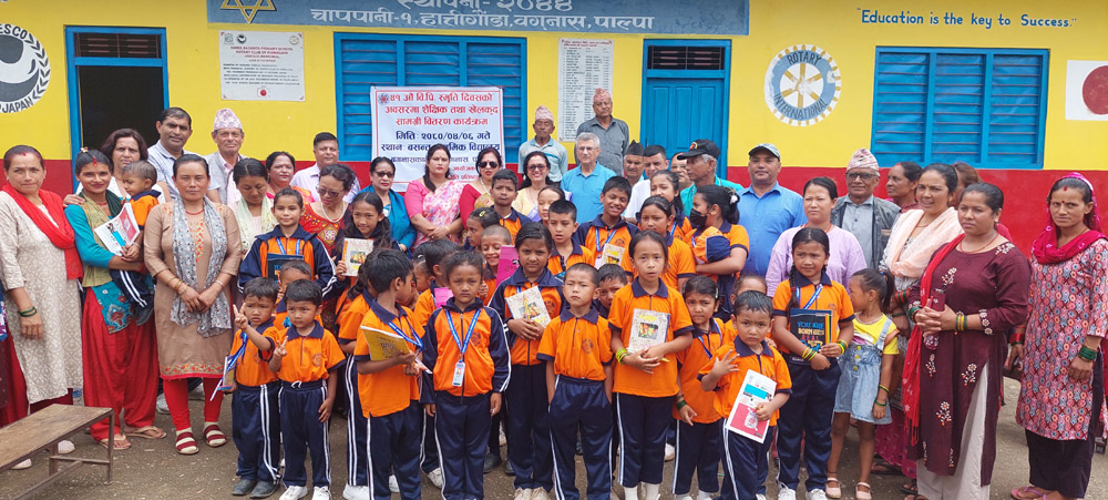 शहिद स्मृति प्रतिष्ठान पाल्पाले दियो विद्यार्थीलाई खेल र शैक्षिक सामग्री