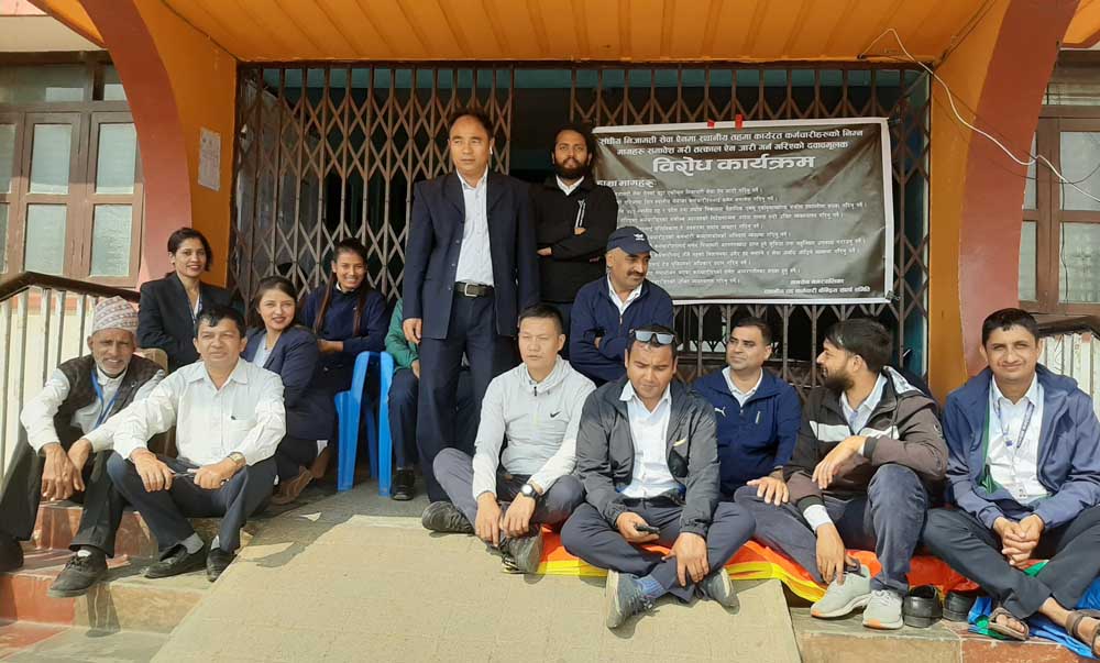 पाल्पामा स्थानीय तहका कर्मचारी काम रोकेर धर्नामा