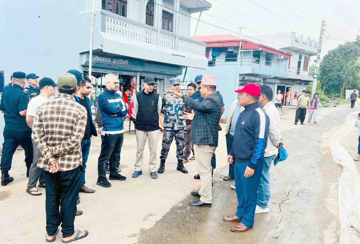 विच सडकबाट जमिन चिरा परेपछि देवगीर बजार पहिरोको उच्च जोखिममा