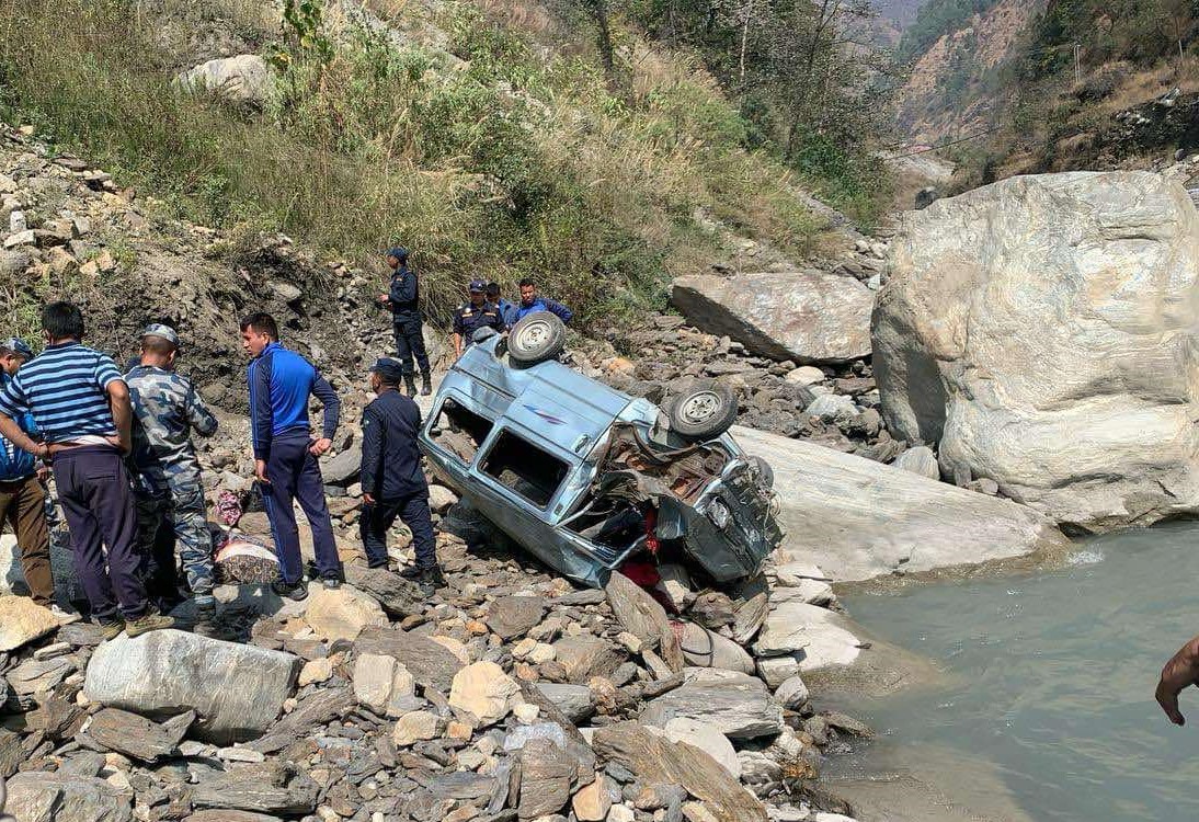 ‘इको भ्यान’ दुर्घटना हुँदा एकको मृत्यु, तीन जना घाइते 