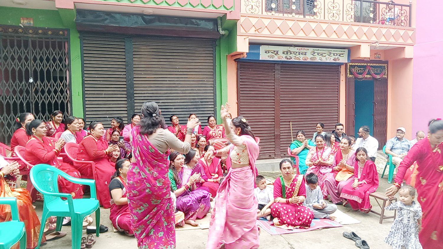 बदलिँदो तीज : हराउँदै पुराना भाका, बढ्दै भड्किलोपन