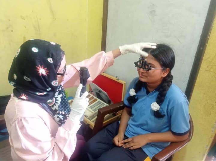 मोहन कन्याका शिक्षक र विद्यार्थीको निःशुल्क आँखा परीक्षण