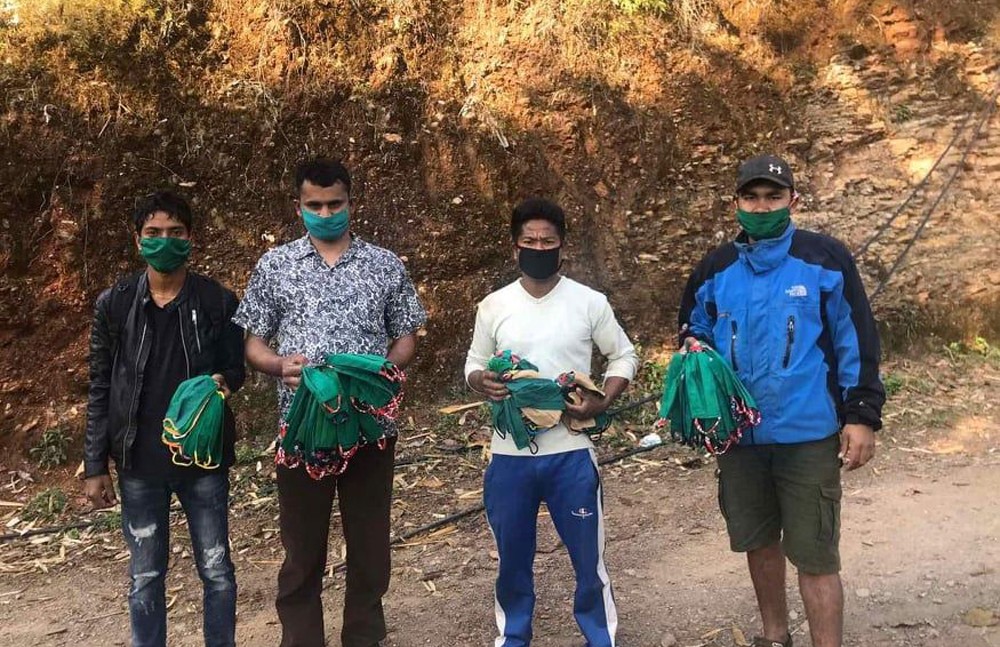 गुल्मीको खड्कदेवी युवा क्लवद्धारा घर–घरमा माक्स र सावुन