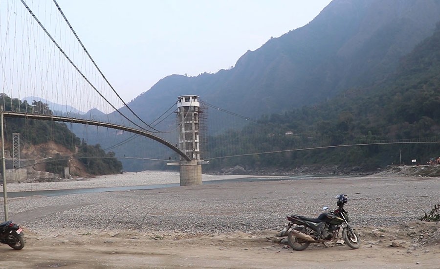 तीनमुखे झोलुङ्गे पुल निर्माण अन्तिम चरणमा