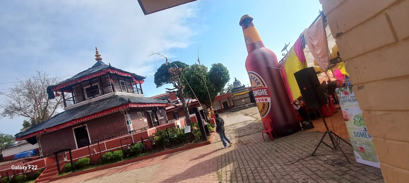 मन्दिर परिषरमा मदिरा !