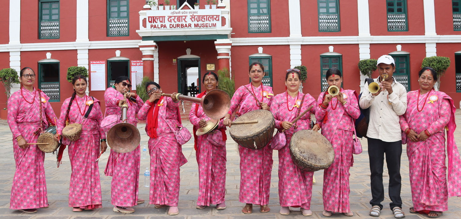 बाजा बजाएर आम्दानी गर्दै तेल्घाका महिला