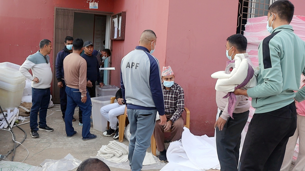 पाल्पामा मतदान केन्द्र पठाउने सामग्रीहरुको ‘प्याकेजिङ’ काम सकियो