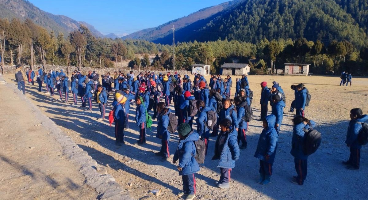 ढोरपाटनका विद्यार्थीको पीडा : कठ्याङ्ग्रिँदै पढ्नुपर्ने बाध्यता