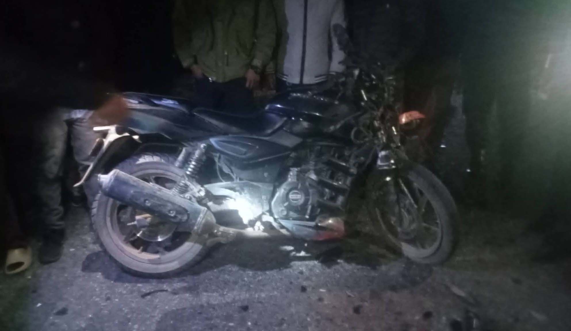 रामपुरमा मोटरसाइकल ठोक्किदा एकको मृत्यु, दुई घाइते