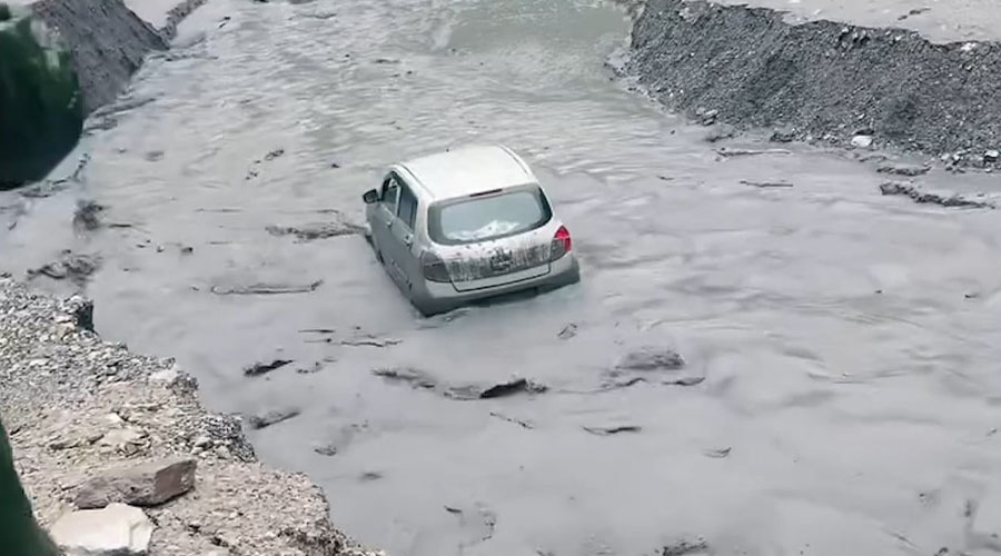 गुल्मीमा बाढीको वितण्डा : डहरे खोलाले कार बगायो
