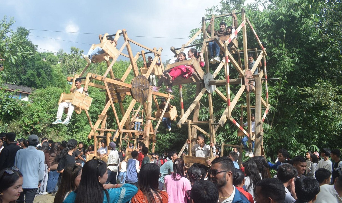 सरायको रौनकसँगै दसैँ मेलामा काठेपिङ चढ्नेको घुइँचो