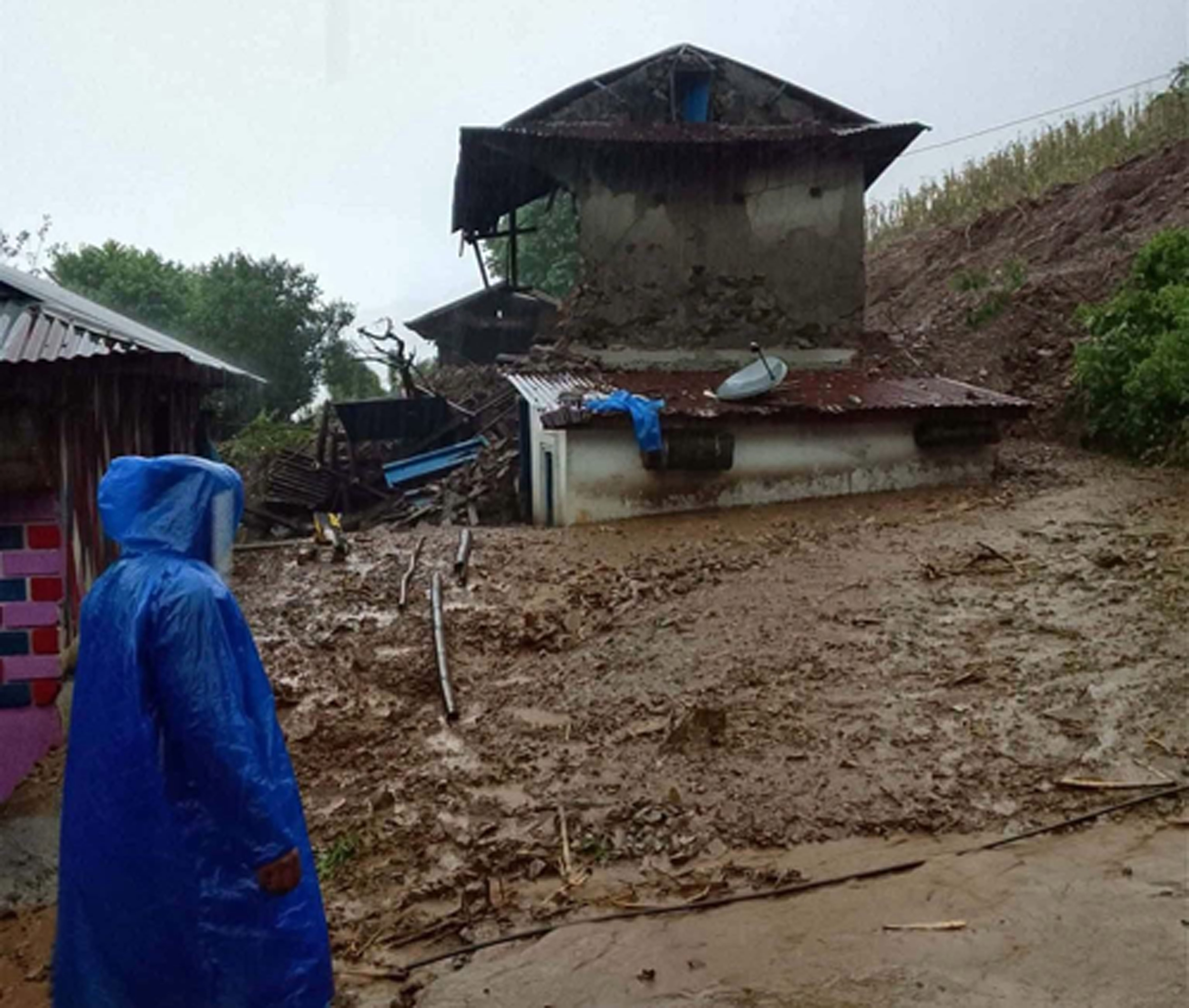 पाल्पामा पहिरोको वितण्डा : दुई घर भत्किए, एक महिला बेपत्ता
