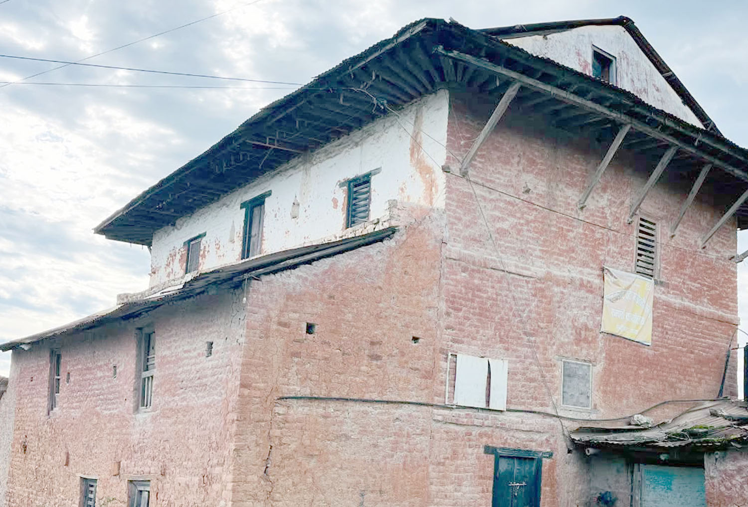 ताल्चा लागेका घर, एक्लिएका बूढापाका