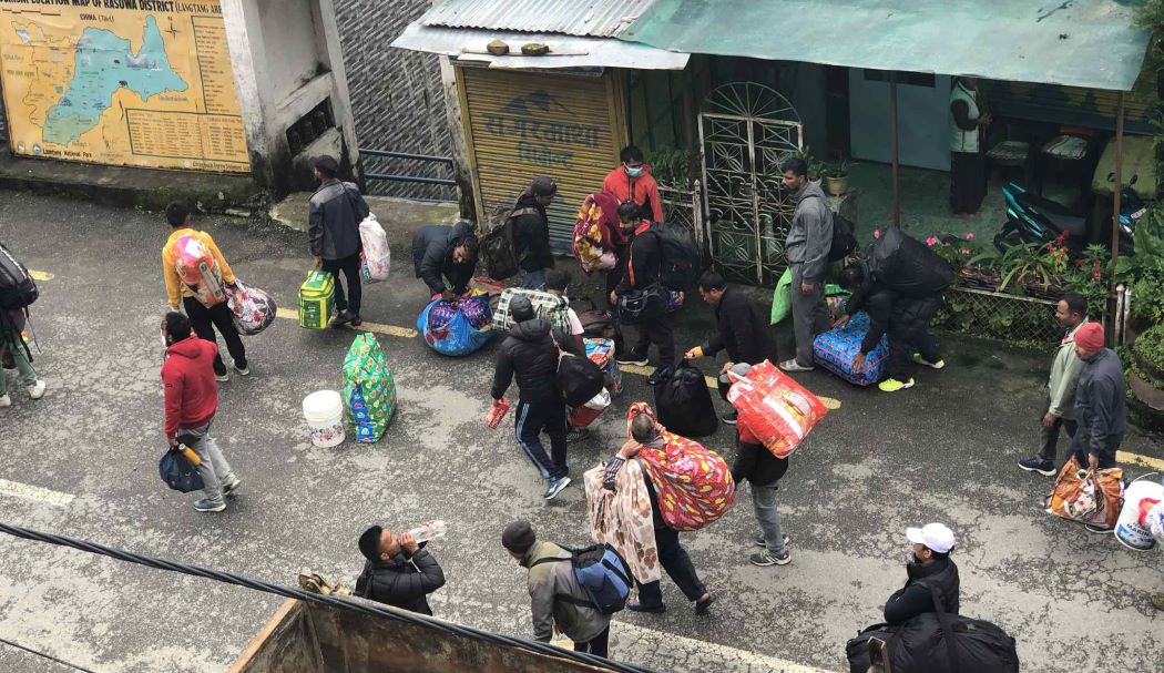 धमाधम भाग्दै कैदी, समात्दै सेना