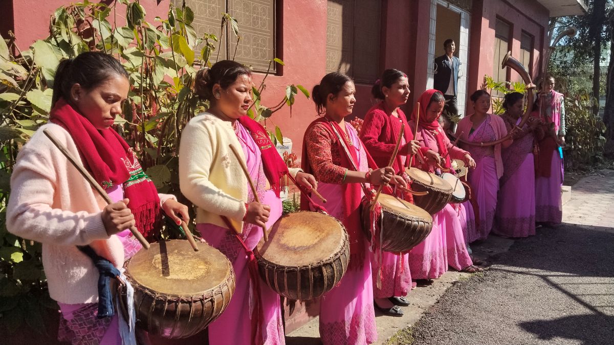 महिला समूहलाई नौमती बाजा बजाउन भ्याइनभ्याई