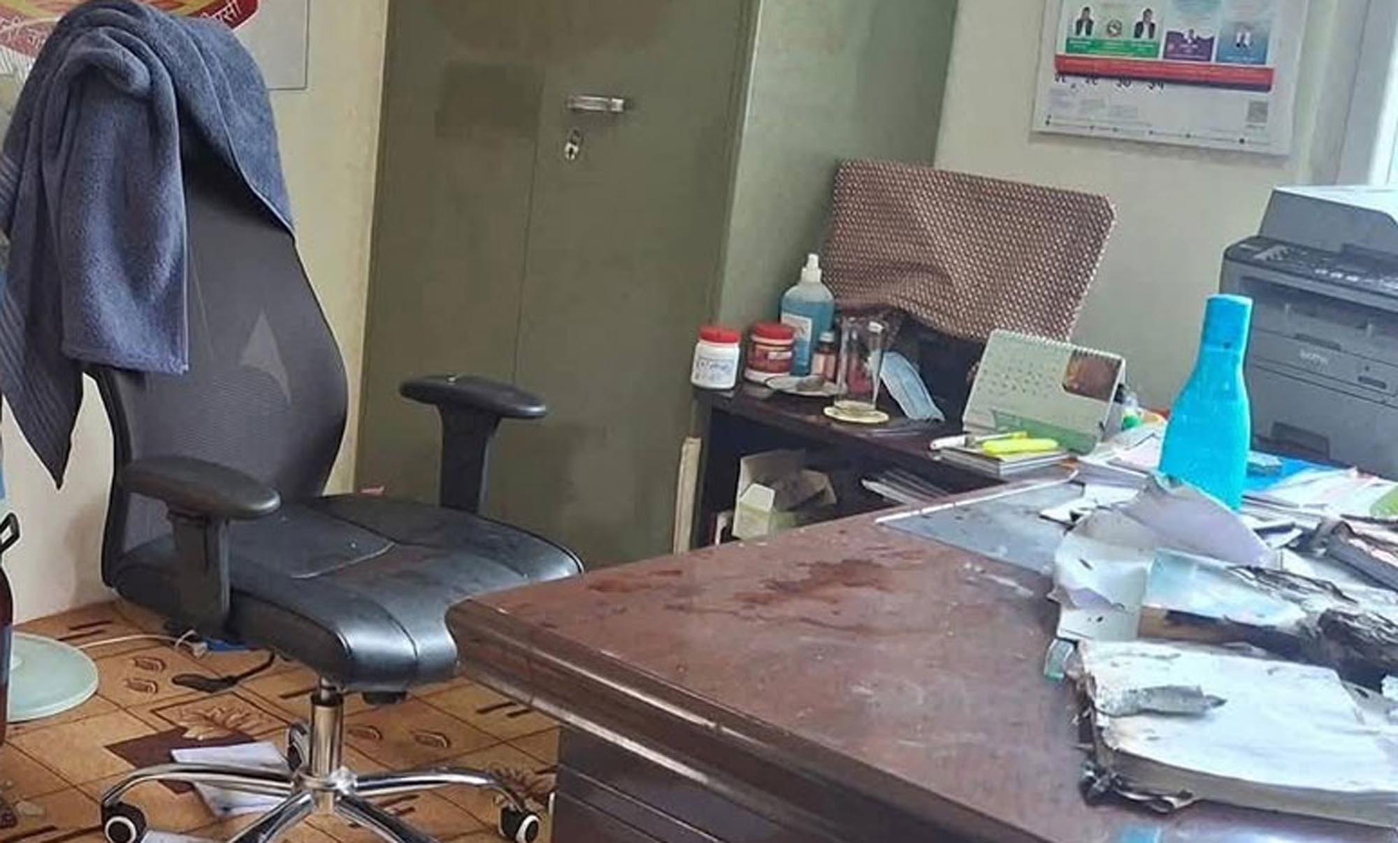 कर्मचारीले लगाए आफ्नै कार्यालयमा आगो