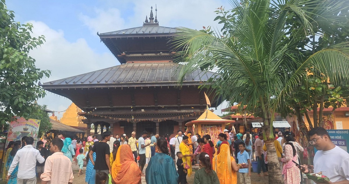 पर्रोहा बोलबम धामको ज्योर्तिलिङ्गमा जलार्पण गर्नेको घुइँचो